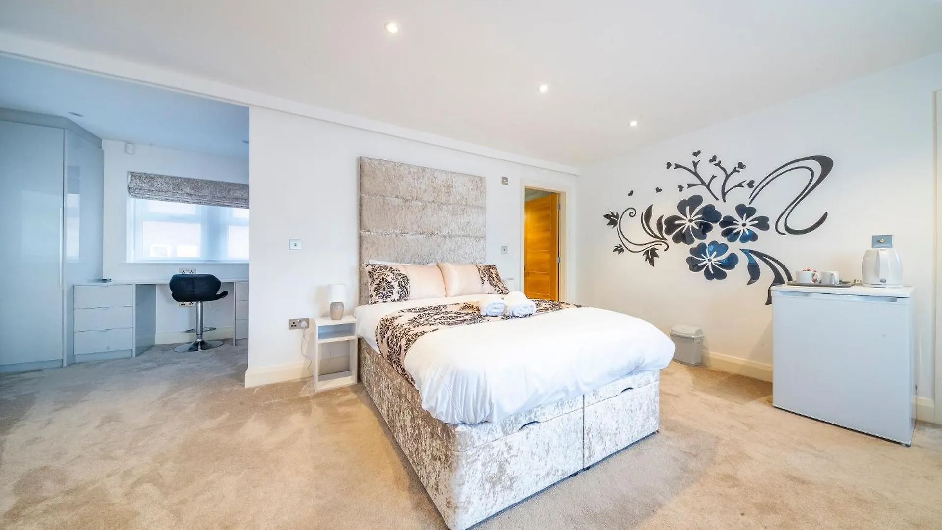 בית אירוח באטלי *Rc7C* For Your Most Relaxed & Cosy Stay + Free Parking + Free Fast Wifi *